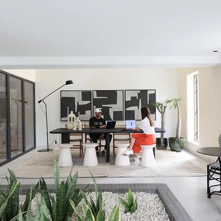 White (adults Only) شقة فندقية ليماسول